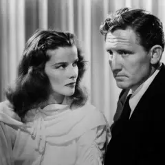Katharine Hepburn i Spencer Tracy w scenie z jednego z ich klasycznych filmów.