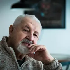 Portret starszego mężczyzny z siwą brodą i włosami, w swetrze. Może to być Janusz Majewski, twórca wielu niezapomnianych filmów.