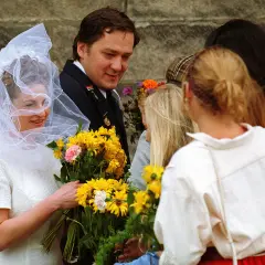 Panna młoda w welonie i bukietem żółtych kwiatów, obok pan młody w mundurze. To scena jak z ballady o zakaczawiu, pełna emocji.
