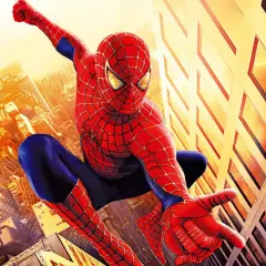 Spider-Man w swoim kultowym stroju szykuje się do skoku między wieżowcami. To scena jak z najlepszych **spider man filmy**, pełna akcji i miejskiego krajobrazu.