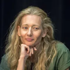 Magdalena Popławska, znana z wielu filmów i seriali, zamyślona, opiera podbródek na dłoni.