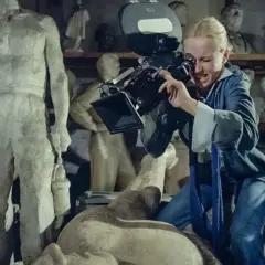 Kobieta z kamerą w pracowni rzeźbiarskiej, jak w filmach Feliksa Falka.