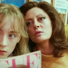 Susan Sarandon w filmie "The Lovely Bones" z młodą Saoirse Ronan, czytają magazyn.