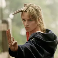 Zabójcza Panna Młoda, gotowa na kolejne starcie w Kill Bill 3, z ostrzem wpiętym we włosy.