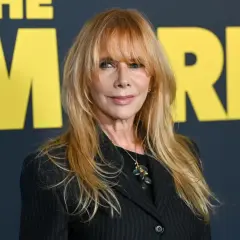 Rosanna Arquette, znana z wielu filmów, na tle żółtego napisu.