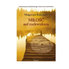 Okładka książki "Miłość nad rozlewiskiem" Małgorzaty Kalecińskiej. To kolejna część sagi nad rozlewiskiem, przedstawiająca drewniane molo o zachodzie słońca.