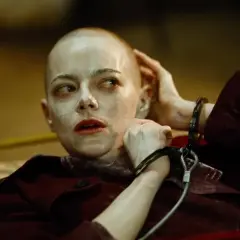 Emma Stone w kajdankach, z ogoloną głową i makijażem, jak w filmach Yorgosa Lanthimosa.
