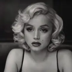 Kobieta w stylu Marilyn Monroe, z charakterystyczną fryzurą i makijażem, przypomina ikony z jej filmów.