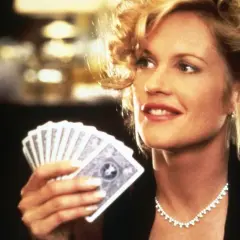Melanie Griffith z kartami w ręku, jak z jednego z jej filmów.