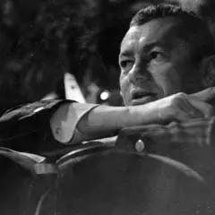Wojciech Jerzy Has, reżyser znany z wielu filmów, gestykuluje podczas spotkania.