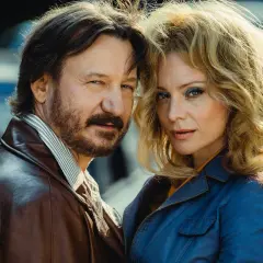 Para mężczyzny i kobiety, ona ma blond włosy i niebieskie cienie do powiek, on ma zarost. Wyglądają jak para z lat 70., może to różyczka z filmu.