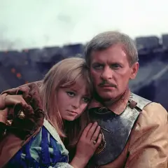 Magdalena Zawadzka w filmach, tu w scenie z rycerzem na tle oblężonego zamku.