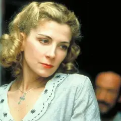 Natasha Richardson w jednym z filmów, z charakterystyczną fryzurą i krzyżykiem na szyi.