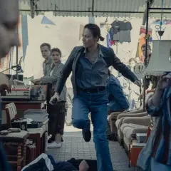 Magdalena Różczka w akcji na pchlim targu, jak w jej filmach i serialach. Dynamiczna scena z elementami retro.
