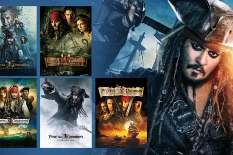 Plakaty filmów z serii Piraci z Karaibów, w tym kolejność: Klątwa Czarnej Perły, Skrzynia Umarlaka, Na krańcu świata, Na nieznanych wodach, Zemsta Salazara.