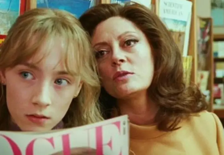 Susan Sarandon w filmie "The Lovely Bones" z młodą Saoirse Ronan, czytają magazyn.