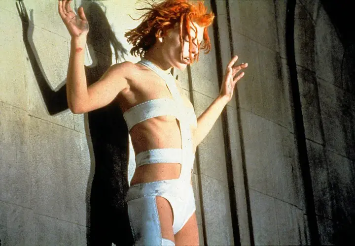 Milla Jovovich w ikonicznym stroju z filmu "Piąty element" Luca Bessona.