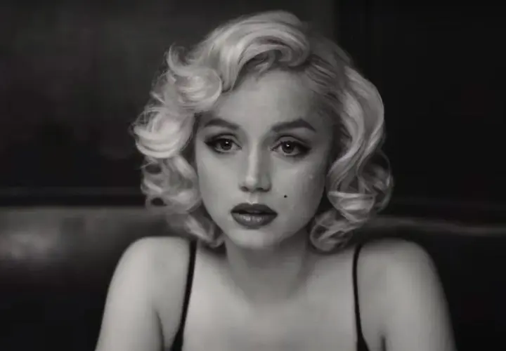Kobieta w stylu Marilyn Monroe, z charakterystyczną fryzurą i makijażem, przypomina ikony z jej filmów.