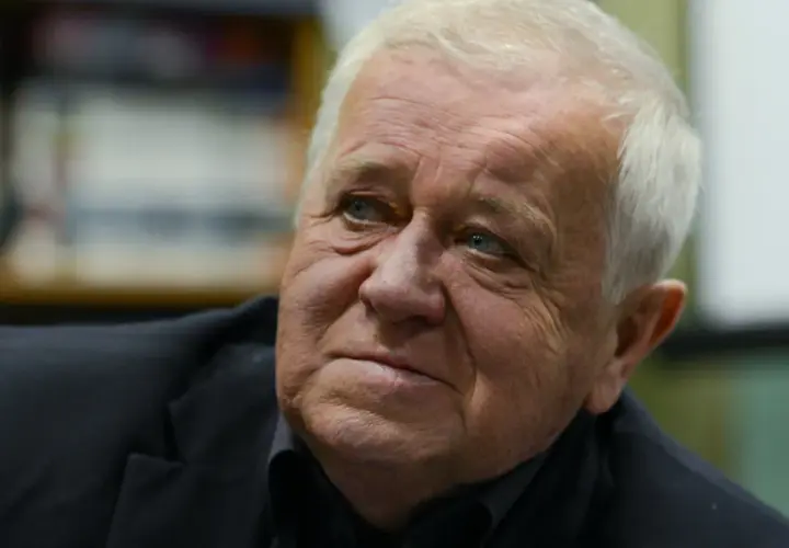 Marian Dziędziel, znany z wielu niezapomnianych ról w polskich filmach, zamyślony w czarnym garniturze.