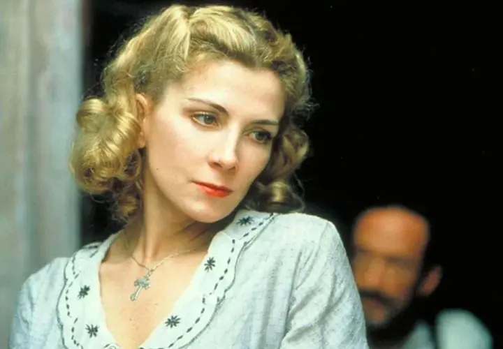 Natasha Richardson w jednym z filmów, z charakterystyczną fryzurą i krzyżykiem na szyi.