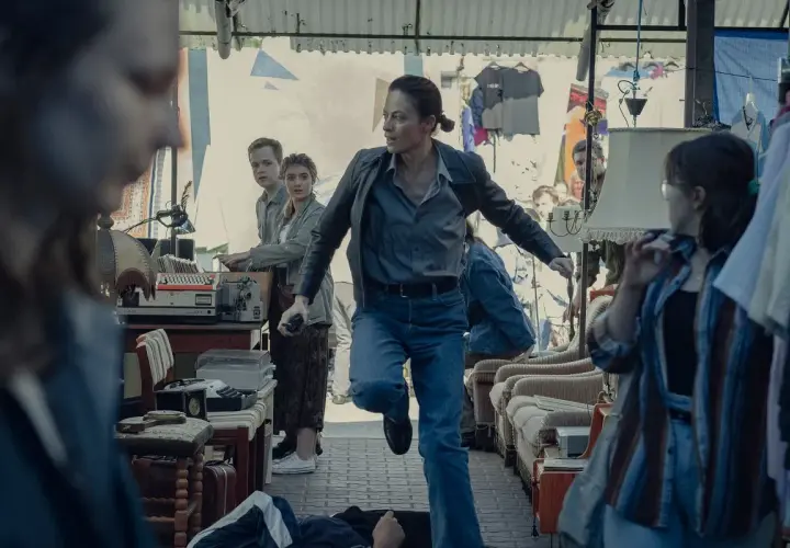 Magdalena Różczka w akcji na pchlim targu, jak w jej filmach i serialach. Dynamiczna scena z elementami retro.