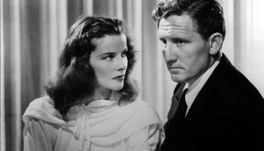Katharine Hepburn i Spencer Tracy w scenie z jednego z ich klasycznych filmów.