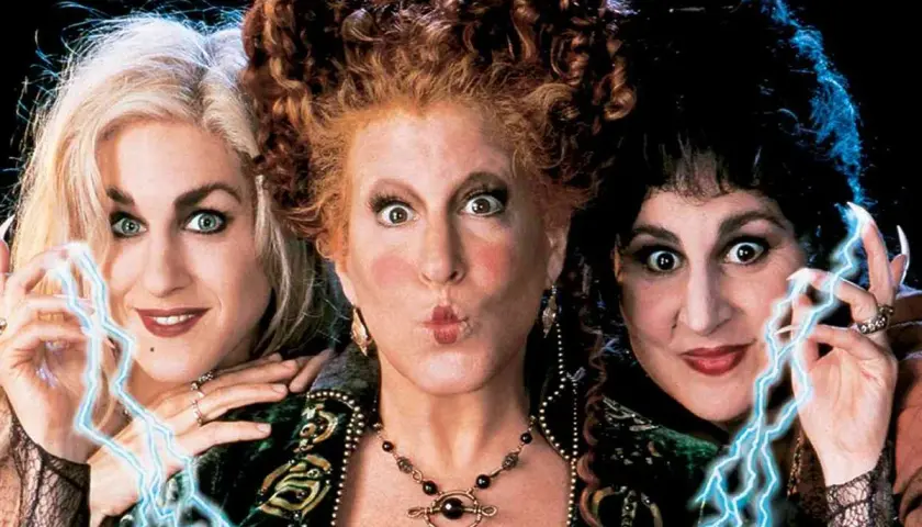 Trzy czarownice z filmu "Hokus Pokus" z magicznymi błyskawicami w dłoniach.