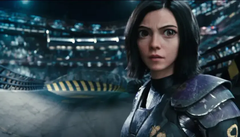 Alita Battle Angel 2: Alita w zbroi, z wielkimi oczami, stoi na arenie, gotowa do walki.