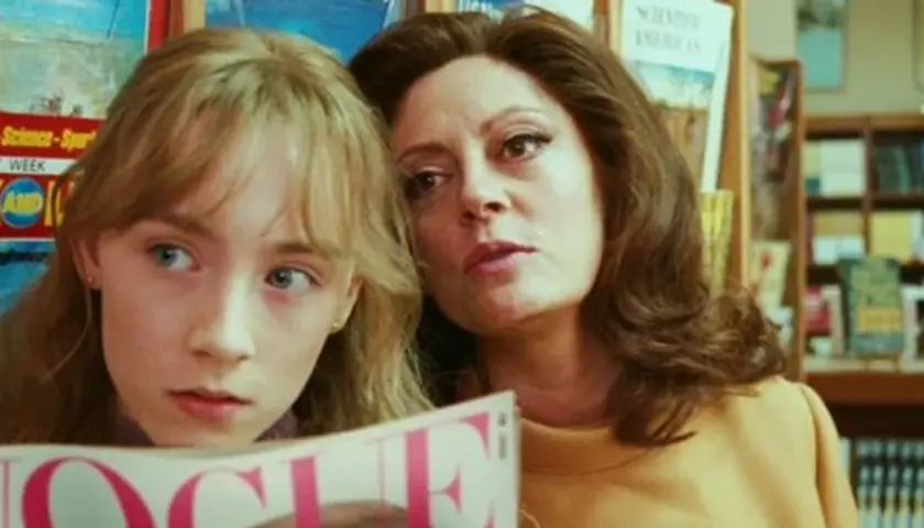 Susan Sarandon w filmie "The Lovely Bones" z młodą Saoirse Ronan, czytają magazyn.