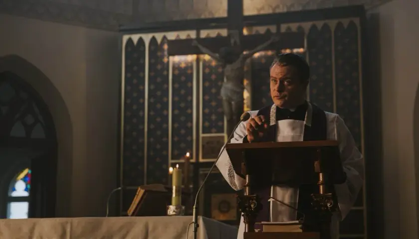 Ksiądz przemawia przy pulpicie w kościele. Scena jak z filmów Piotra Domalewskiego.