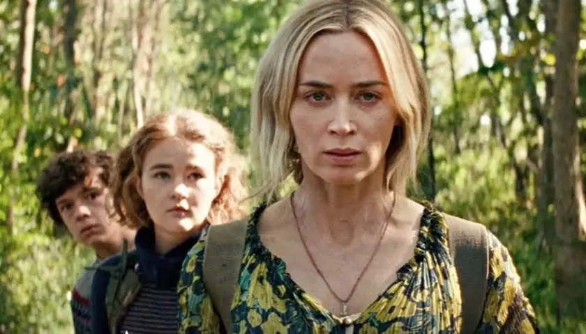 Rodzina w lesie, szukająca cichego miejsca 3. Emily Blunt z dziećmi, napięci i czujni.