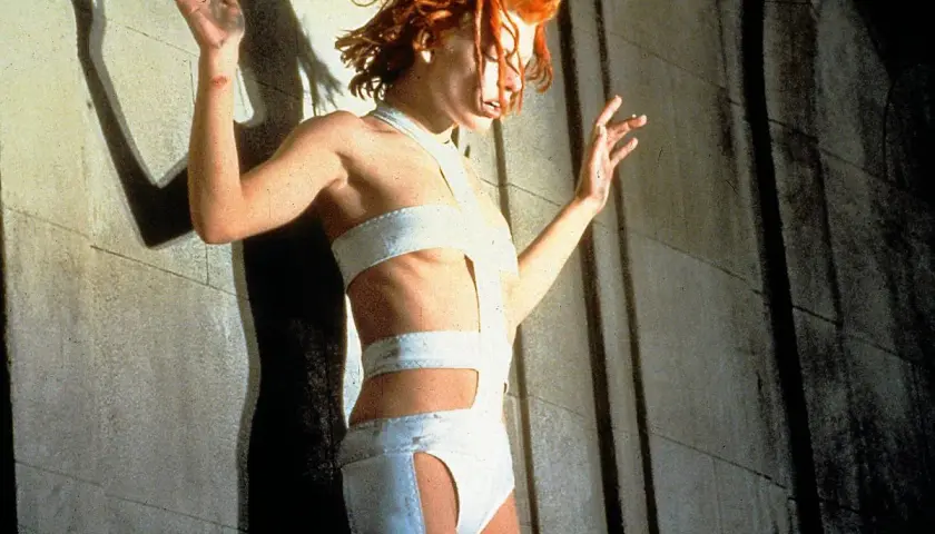 Milla Jovovich w ikonicznym stroju z filmu "Piąty element" Luca Bessona.
