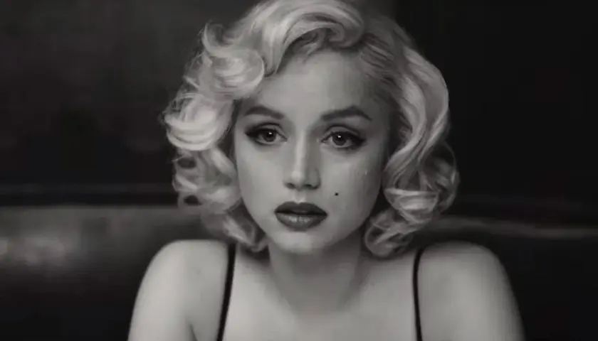 Kobieta w stylu Marilyn Monroe, z charakterystyczną fryzurą i makijażem, przypomina ikony z jej filmów.