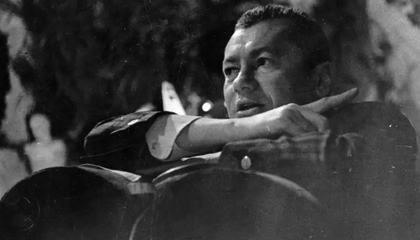 Wojciech Jerzy Has, reżyser znany z wielu filmów, gestykuluje podczas spotkania.