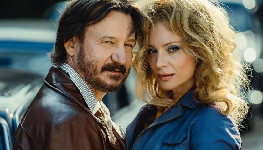 Para mężczyzny i kobiety, ona ma blond włosy i niebieskie cienie do powiek, on ma zarost. Wyglądają jak para z lat 70., może to różyczka z filmu.