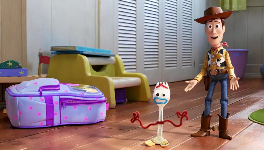 Woody i Forky, bohaterowie filmów dla całej rodziny, stoją obok fioletowego plecaka w pokoju dziecięcym.