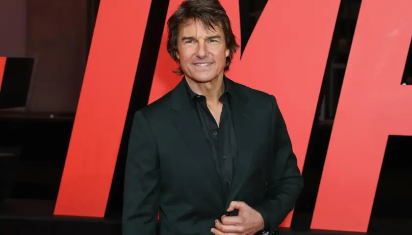 Tom Cruise w garniturze, gotowy na kolejną misję niemożliwą.