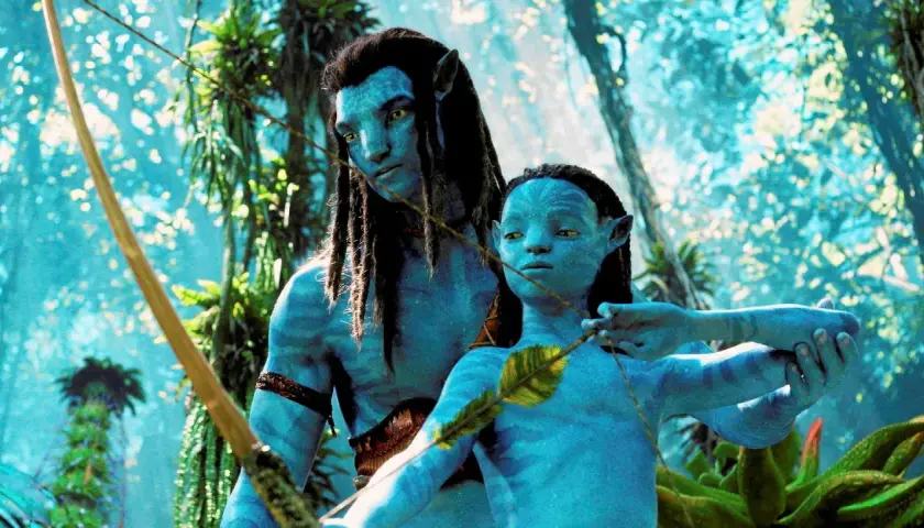 Neytiri uczy Jake'a, jak strzelać z łuku. Czy to jego pierwszy raz, kiedy jako avatar ćwiczy strzelanie?