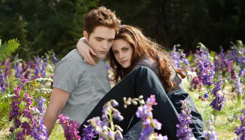 Bella i Edward w otoczeniu fioletowych kwiatów, scena z sagi Zmierzch 6.