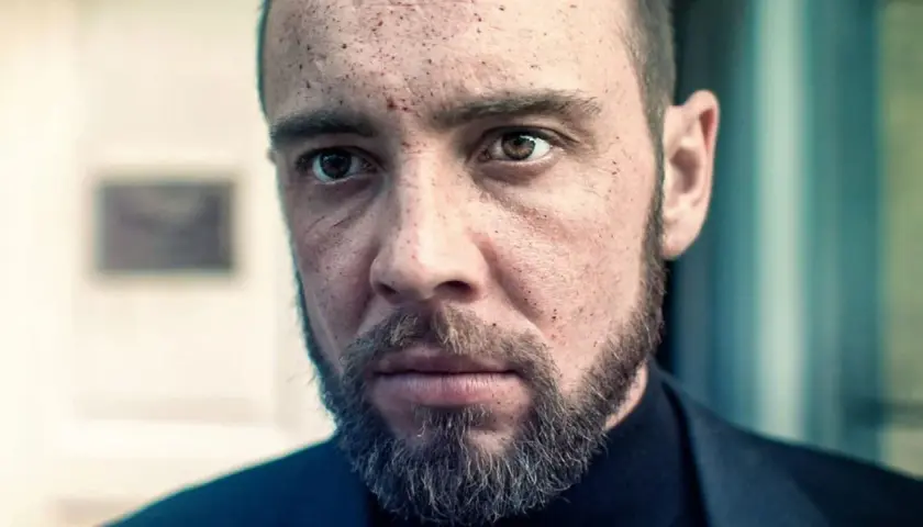 Twarz mężczyzny z zarostem i śladami na skórze, jakby przeżył trudne chwile. Może to scena z filmu "Walden jak zostałem gangsterem".