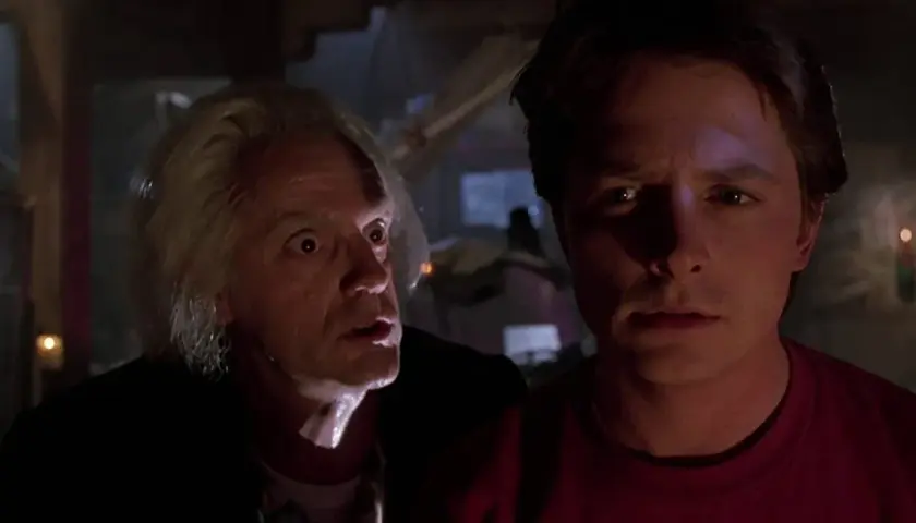 Marty i Doc Brown, jakby szykowali się do kolejnego powrotu do przyszłości 4. Ich miny sugerują, że coś się dzieje.