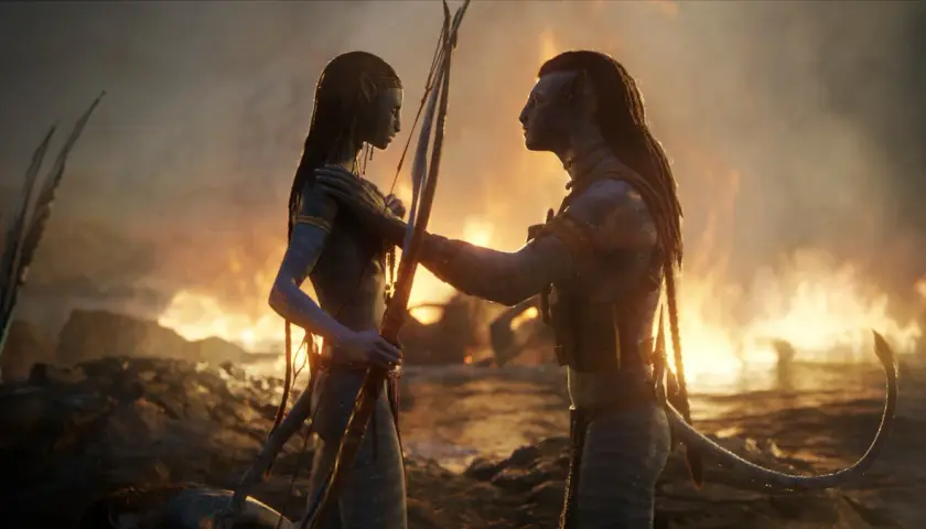 Neytiri i Jake w nowym avatarze, w tle płomienie.