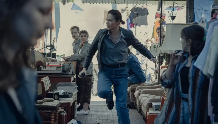 Magdalena Różczka w akcji na pchlim targu, jak w jej filmach i serialach. Dynamiczna scena z elementami retro.