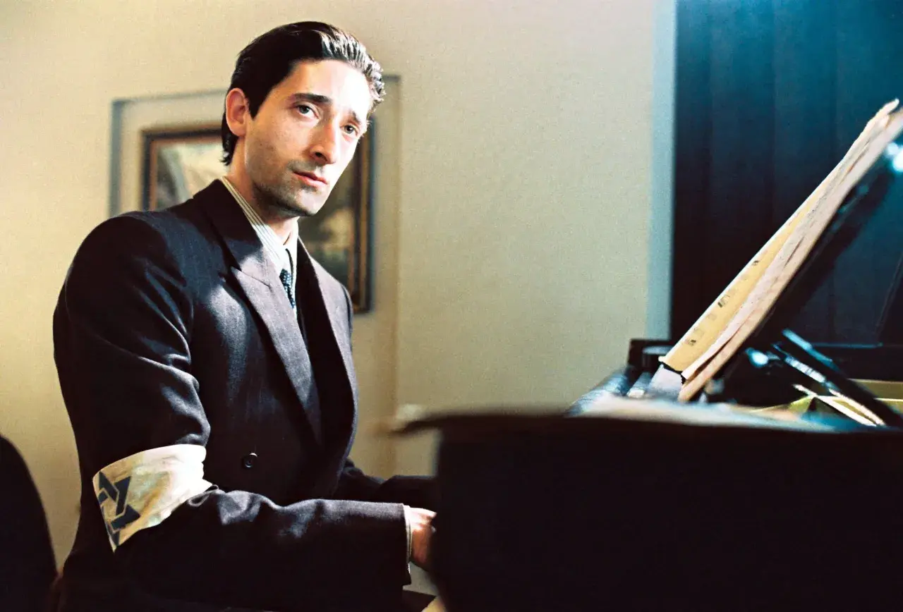 Adrien Brody jako Władysław Szpilman gra na pianinie w jednym z najsłynniejszych filmów Polańskiego.