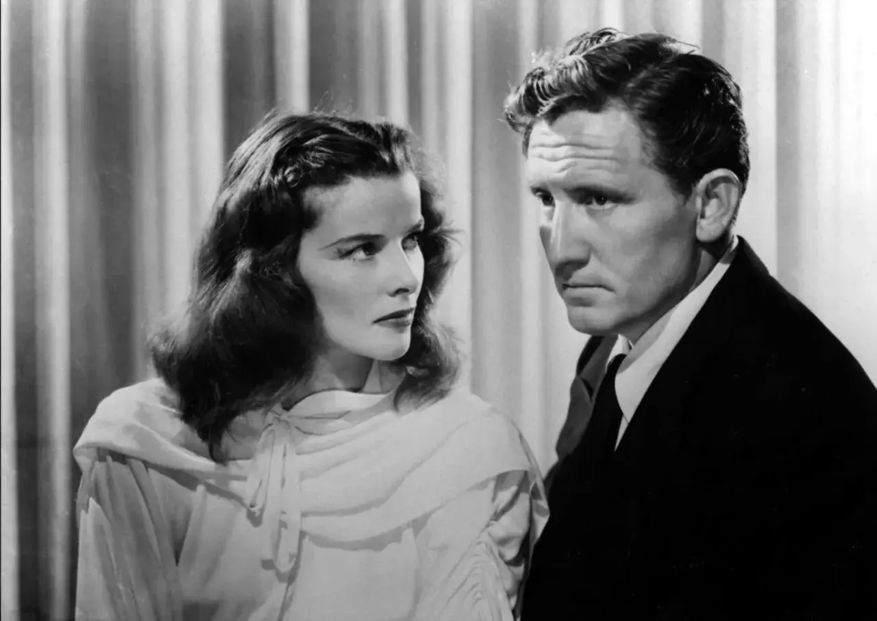 Katharine Hepburn i Spencer Tracy w scenie z jednego z ich klasycznych filmów.