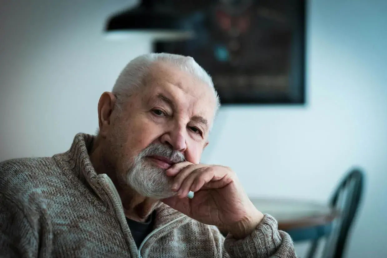 Portret starszego mężczyzny z siwą brodą i włosami, w swetrze. Może to być Janusz Majewski, twórca wielu niezapomnianych filmów.