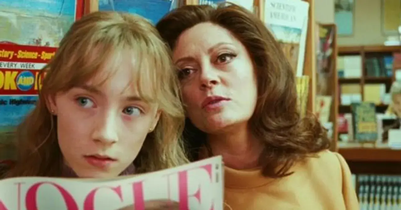 Susan Sarandon w filmie "The Lovely Bones" z młodą Saoirse Ronan, czytają magazyn.