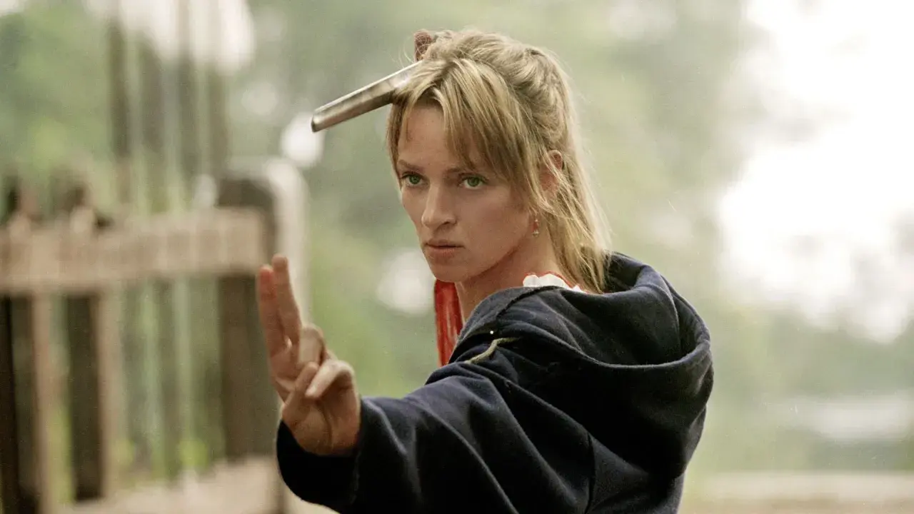 Zabójcza Panna Młoda, gotowa na kolejne starcie w Kill Bill 3, z ostrzem wpiętym we włosy.