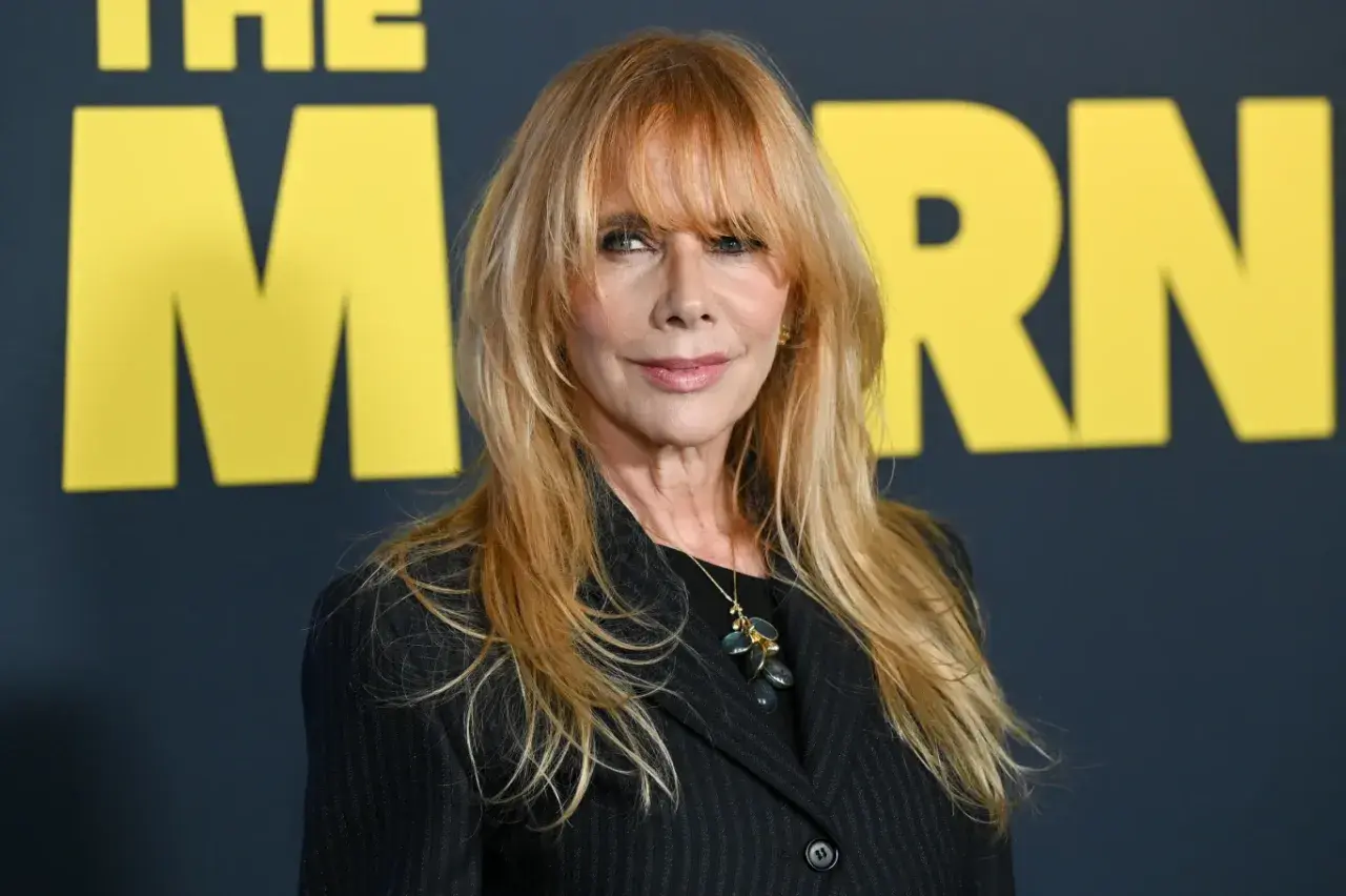 Rosanna Arquette, znana z wielu filmów, na tle żółtego napisu.