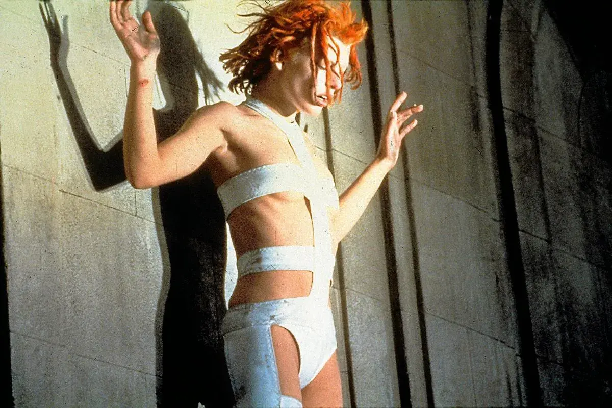 Milla Jovovich w ikonicznym stroju z filmu "Piąty element" Luca Bessona.